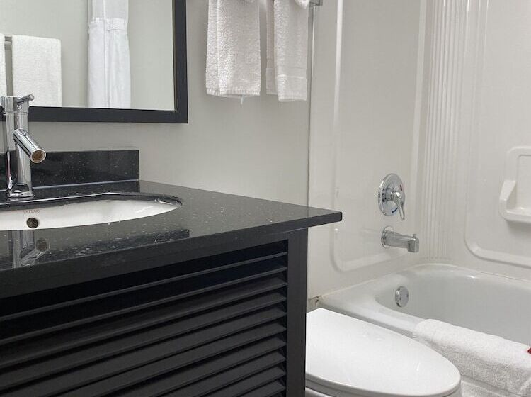 جناح, Travelodge By Wyndham Miramichi New Brunswick