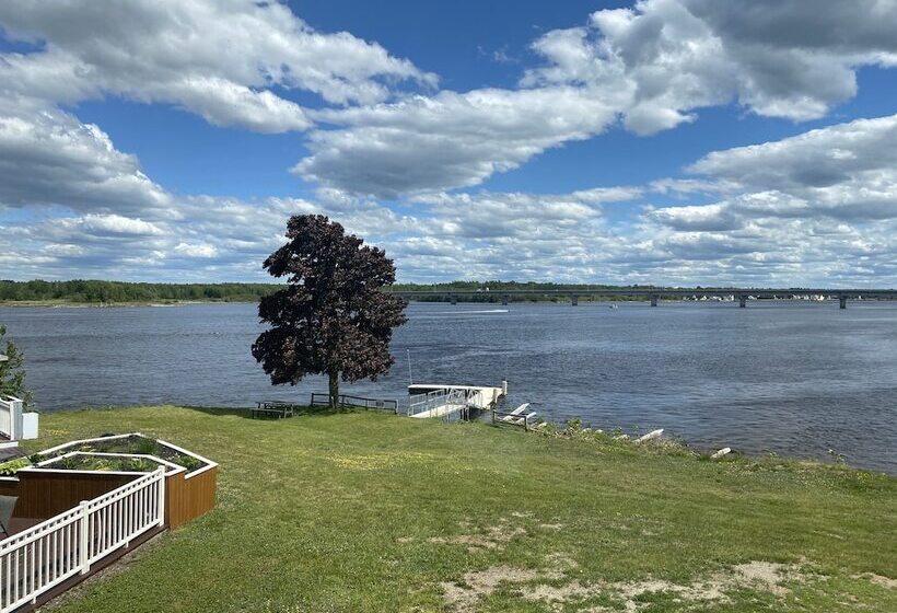 جناح, Travelodge By Wyndham Miramichi New Brunswick