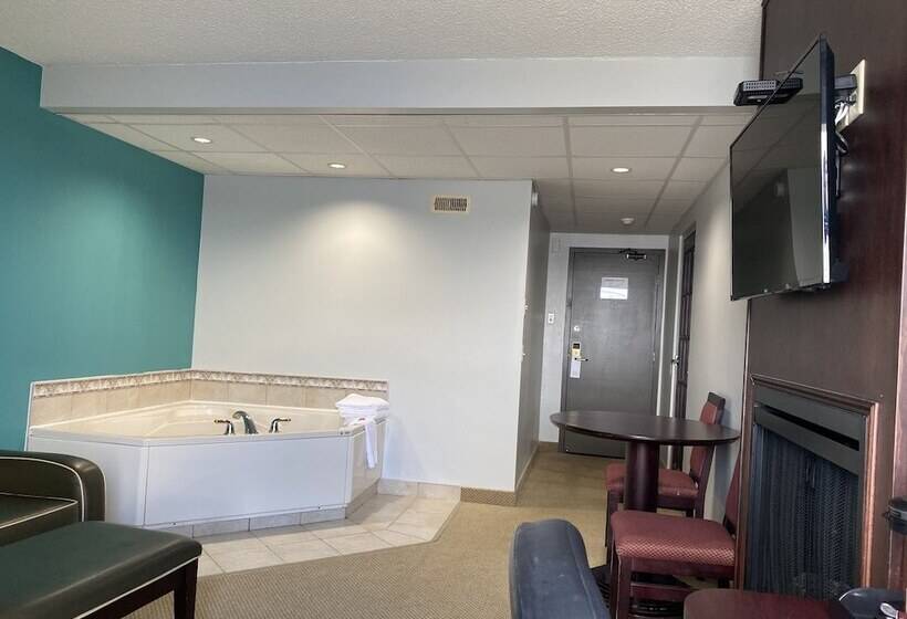 Люкс, Travelodge By Wyndham Miramichi New Brunswick