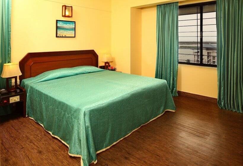 דירת שלושה חדרים, Riviera Suites