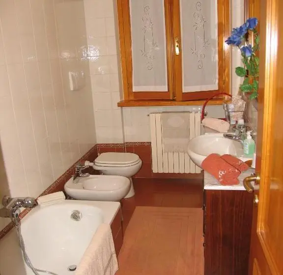 اتاق راحتی سه تخته, La Casa Dei Boschi