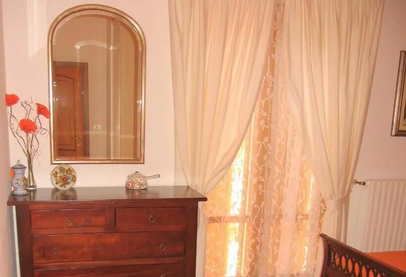 اتاق راحتی سه تخته, La Casa Dei Boschi