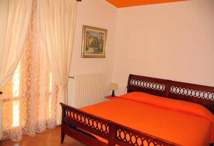 اتاق راحتی سه تخته, La Casa Dei Boschi