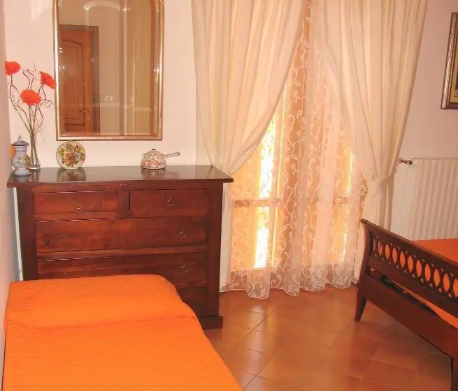 اتاق راحتی سه تخته, La Casa Dei Boschi