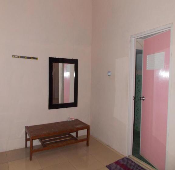 غرفة عائلية, Putra Sindang Asih