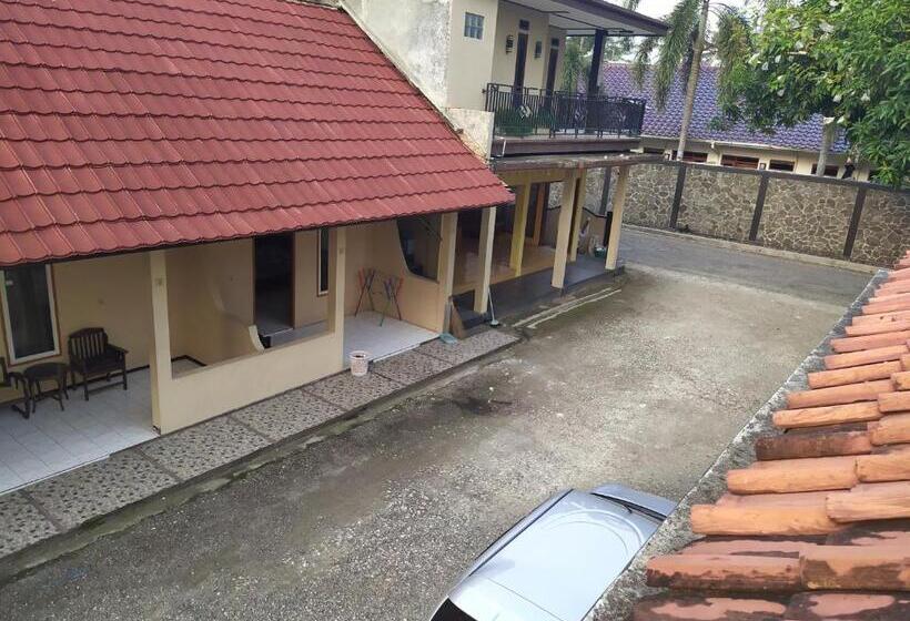 غرفة ديلوكس, Putra Sindang Asih