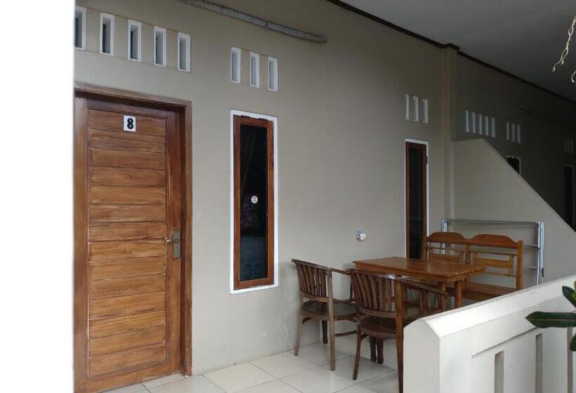 غرفة عائلية, Putra Sindang Asih