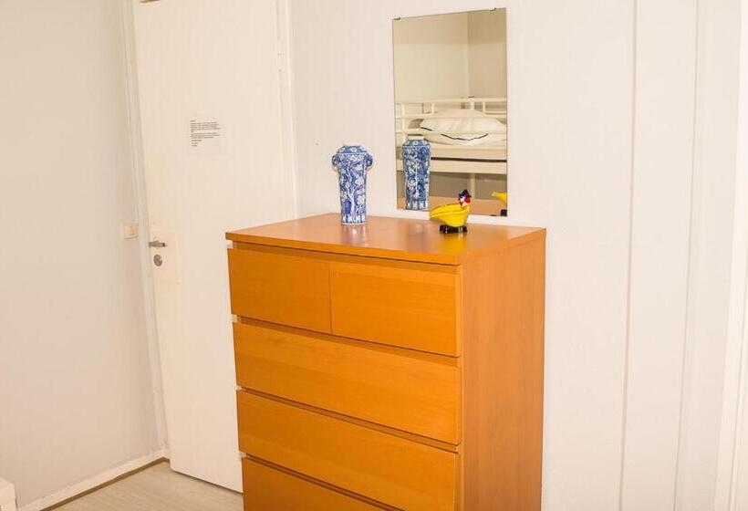 חדר סטנדרטי לארבעה עם חדר אמבטיה משותף, Guest House Tullgatan 24