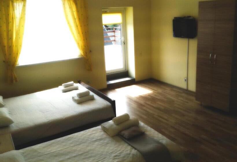 اتاق کلاسیک خانوادگی, Arsenal