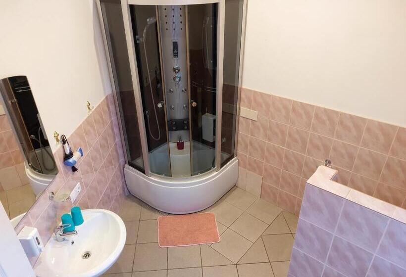 Comfort room with balcony, Arsenal