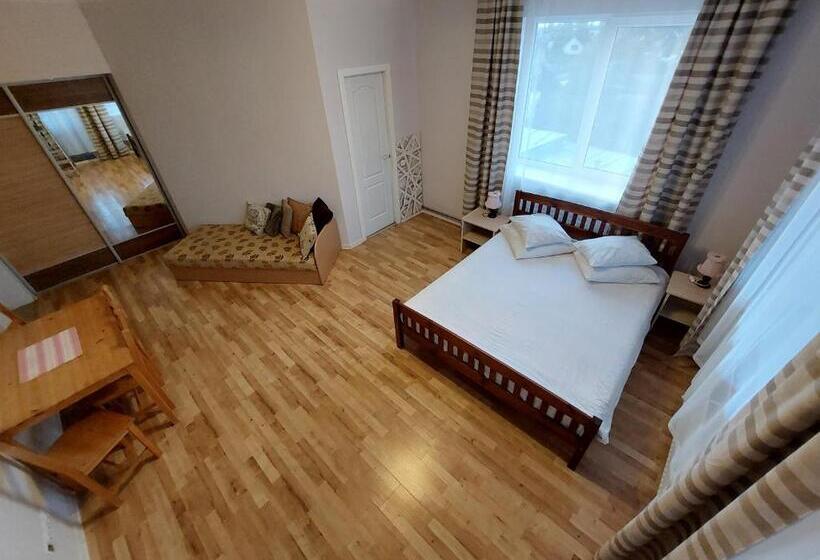 Comfort room with balcony, Arsenal