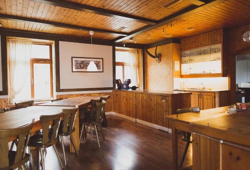 标准三人间, The Lodge