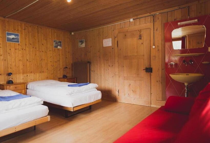 标准三人间共用浴室, The Lodge