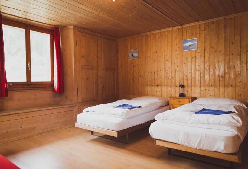 标准三人间共用浴室, The Lodge