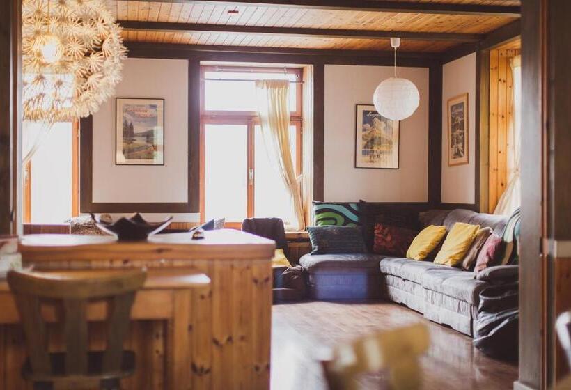 标准三人间共用浴室, The Lodge