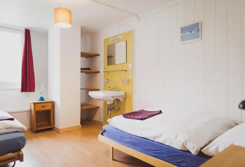 Economy-huone, The Lodge