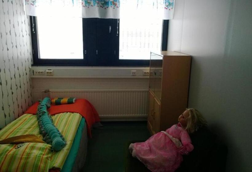 חדר סטנדרט לשלושה עם חדר אמבטיה משוף, Motel Ruskalinna