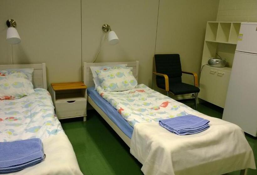 חדר סטנדרט לשלושה עם חדר אמבטיה משוף, Motel Ruskalinna