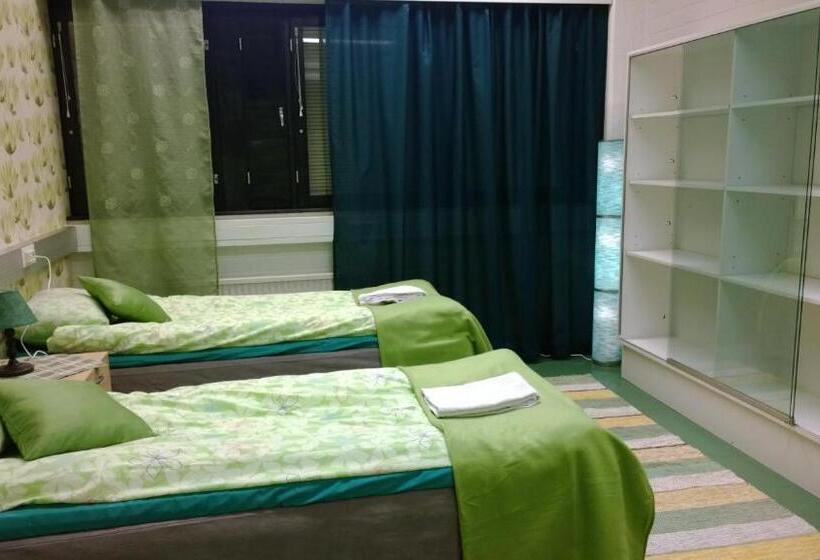 חדר סטנדרט לשלושה עם חדר אמבטיה משוף, Motel Ruskalinna