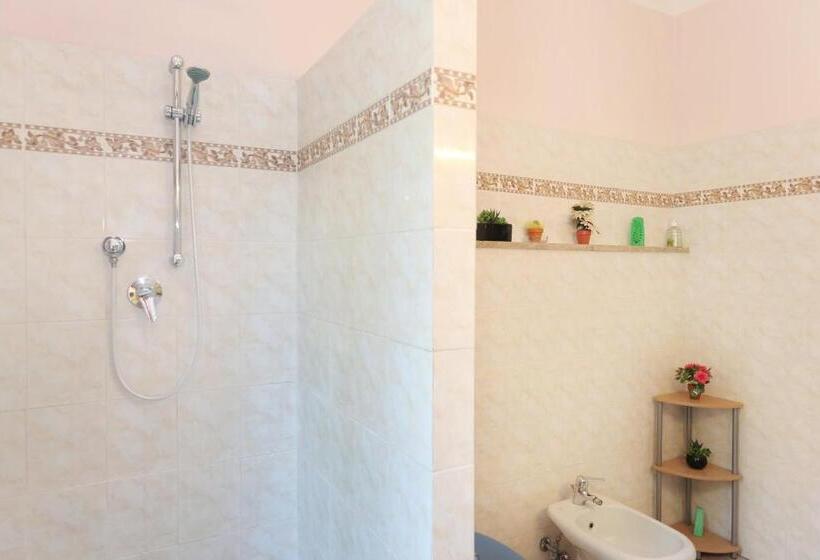 اتاق استاندارد با سرویس بهداشتی مشترک, Affittacamere La Rosa