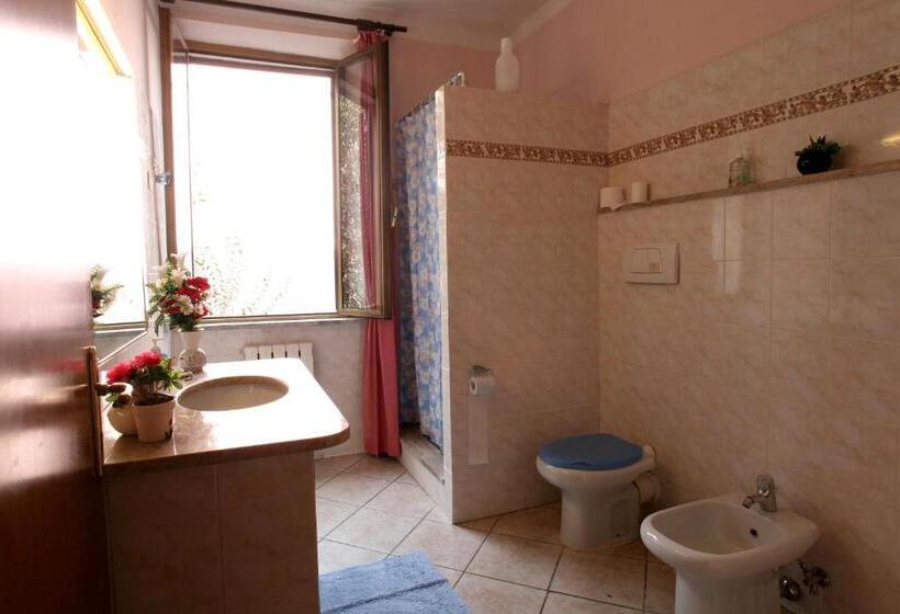 اتاق استاندارد با سرویس بهداشتی مشترک, Affittacamere La Rosa