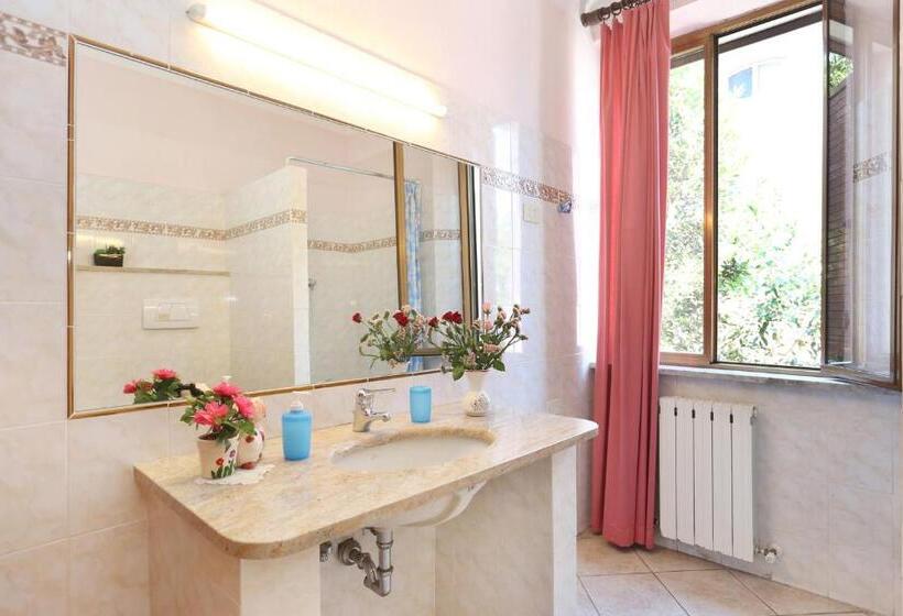 اتاق استاندارد با سرویس بهداشتی مشترک, Affittacamere La Rosa