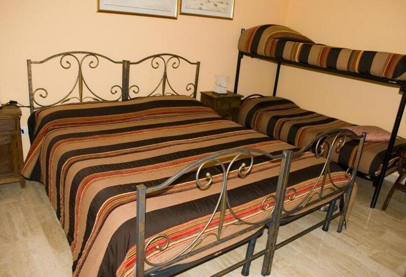 חדר סטנדרט לארבעה, Affittacamere S Ortensia