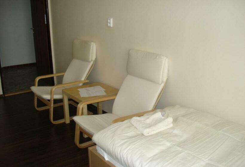 스탠다드 4인용 룸 공용 욕실, Ubytovací Areál Rouchovany