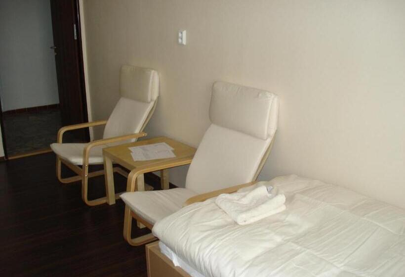 스탠다드 트리픔 룸 공동욕실, Ubytovací Areál Rouchovany