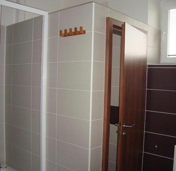 스탠다드 트리픔 룸 공동욕실, Ubytovací Areál Rouchovany