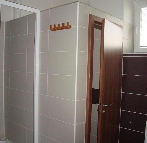 스탠다드 4인용 룸 공용 욕실, Ubytovací Areál Rouchovany