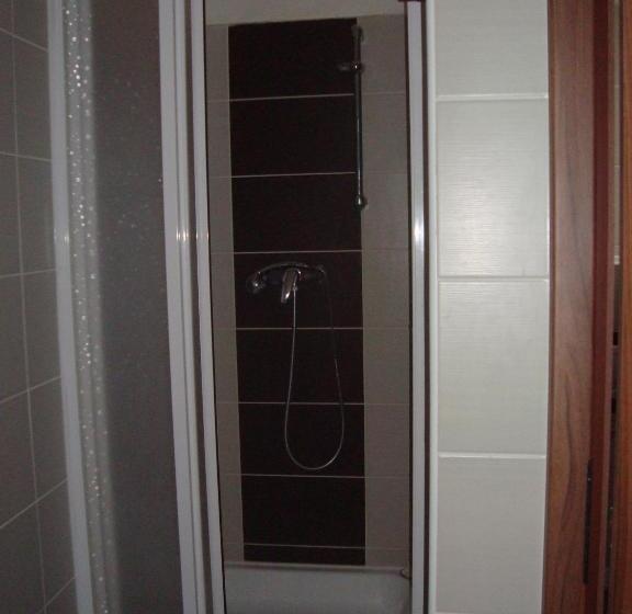 스탠다드 4인용 룸 공용 욕실, Ubytovací Areál Rouchovany