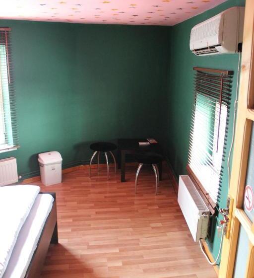 اتاق استاندارد با سرویس بهداشتی مشترک, Fun House