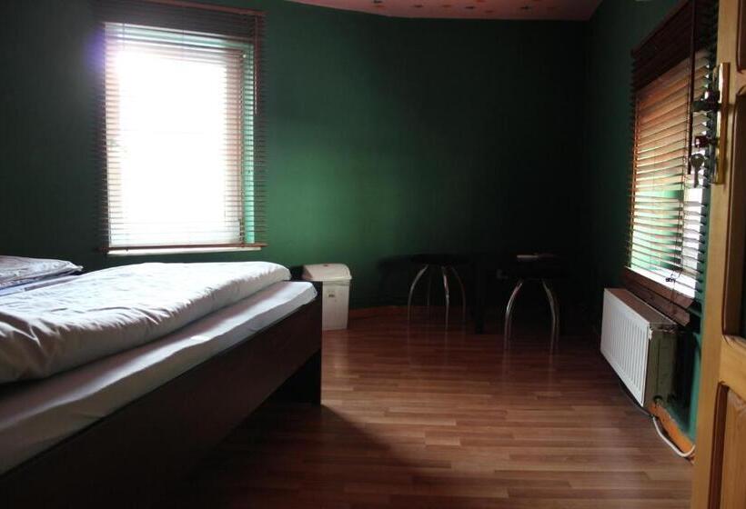 اتاق استاندارد با سرویس بهداشتی مشترک, Fun House