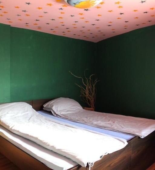 اتاق استاندارد با سرویس بهداشتی مشترک, Fun House