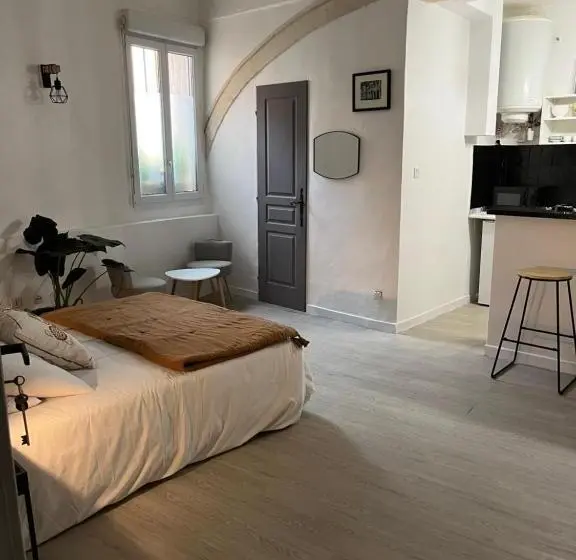 スタンダードスタジオ, L Auberge Espagnole   Bed & Breakfast