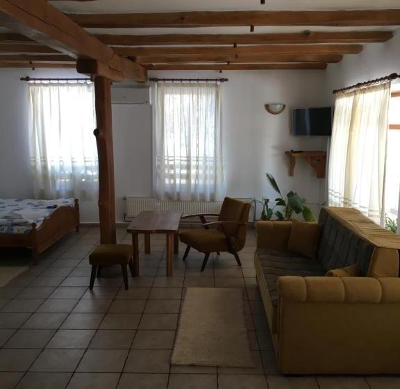 주니어 스위트, Pri Chakara