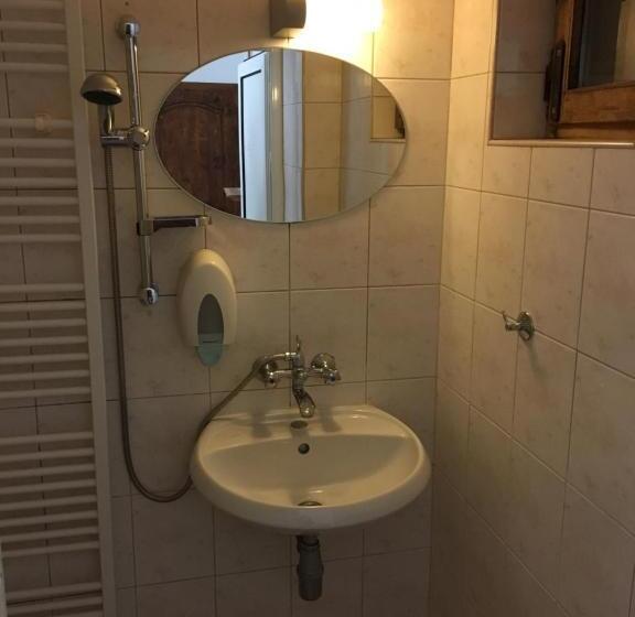 주니어 스위트, Pri Chakara