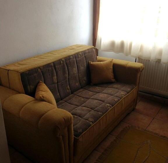 주니어 스위트, Pri Chakara