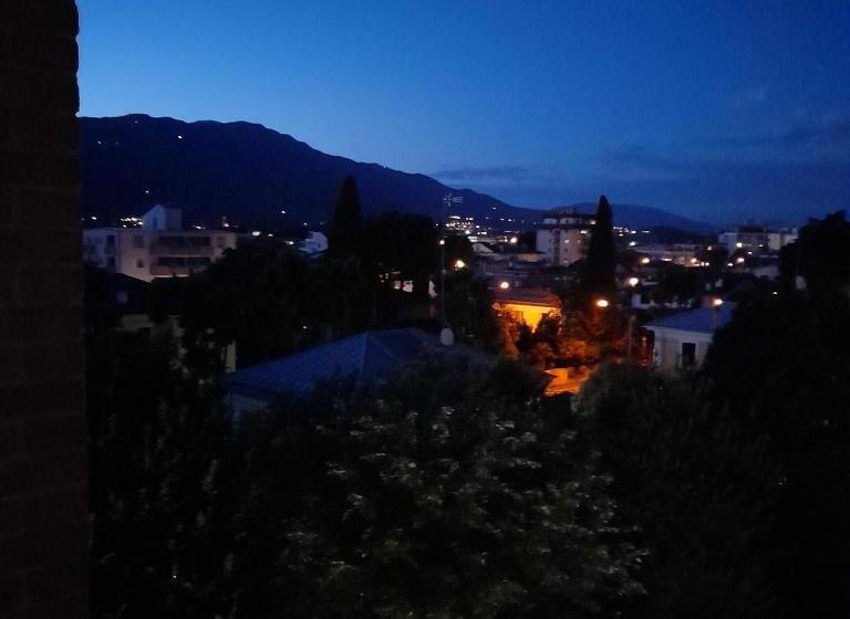 سوئیت جونیور با چشم‌انداز کوهستان, Luxury House B&b