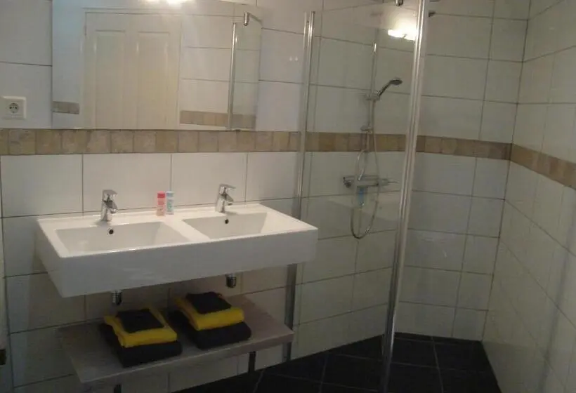 Huoneisto 1 Makuuhuone Puutarhanäkymä, Roing B&b