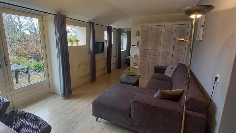 آپارتمان 1 خوابه با چشمانداز باغ, Roing B&b