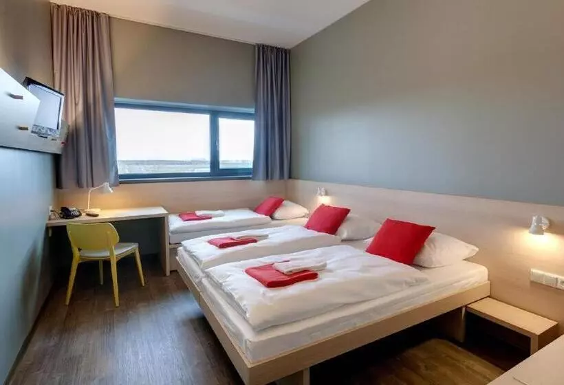 3-Bett-Standardzimmer, Meininger Hotel Berlin Airport