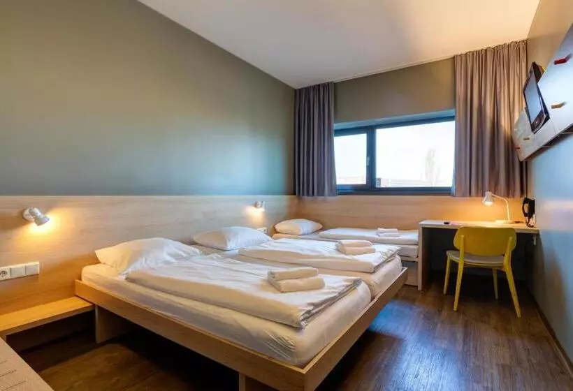 3-Bett-Standardzimmer, Meininger Hotel Berlin Airport