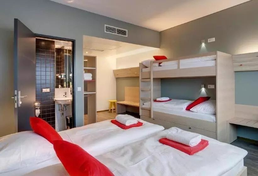 4 Bett Standardzimmer, Meininger Hotel Berlin Airport