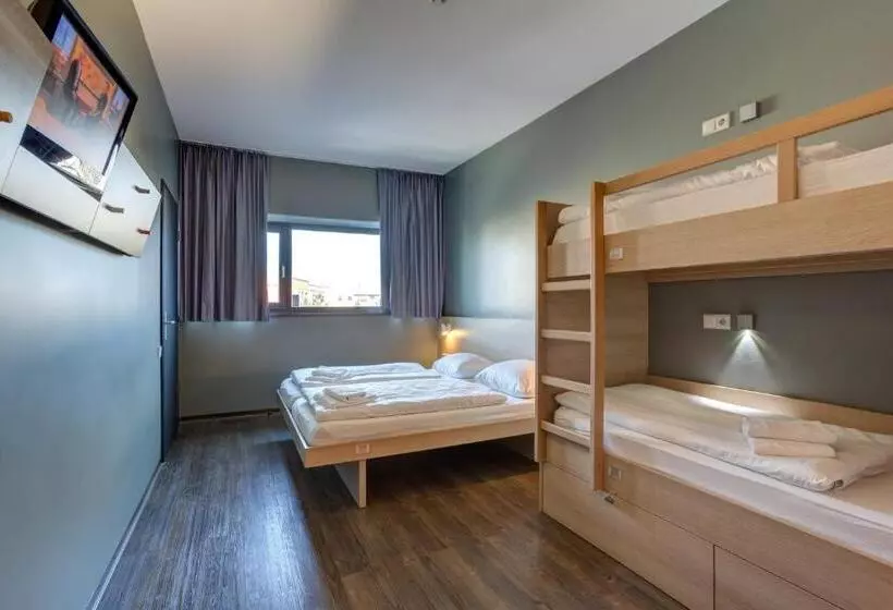 4 Bett Standardzimmer, Meininger Hotel Berlin Airport