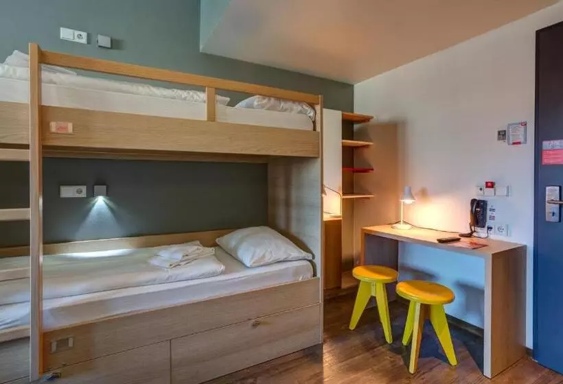4 Bett Standardzimmer, Meininger Hotel Berlin Airport