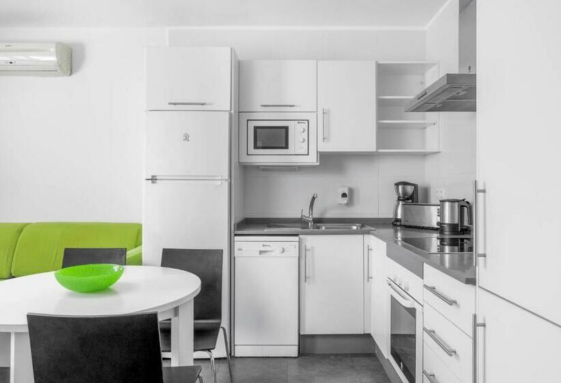 شقة غرفة واحدة, Club del Carmen