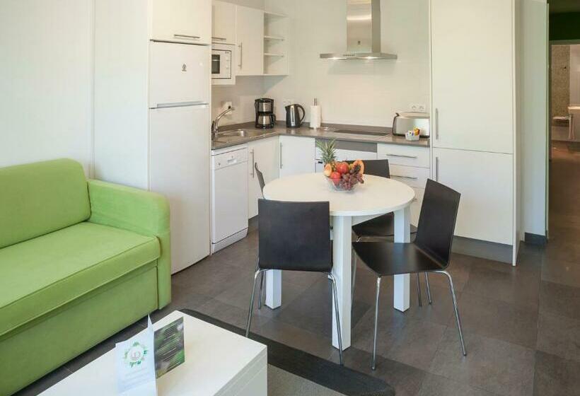 شقة غرفة واحدة, Club del Carmen