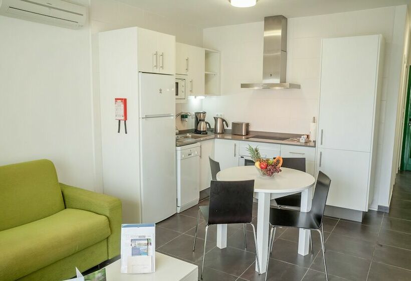 شقة غرفة واحدة, Club del Carmen